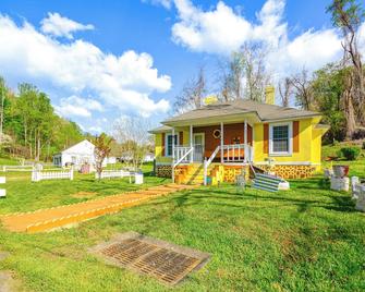 Pet-Friendly Home w/ Grill & Porch in Martinsville - Martinsville - Budova