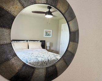 Charming 2-bedroom pet-friendly house with fenced yard minutes from Galveston! - Hitchcock - Camera da letto