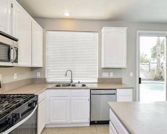 Easy access to every where, cozy comfortable - York - Cocina
