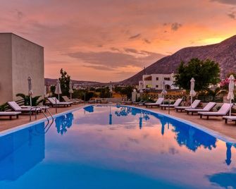 Phevos Villa - Fira - Piscina