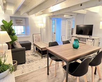 Best location! The Pullman Apt @ historic 1799 Inn - Harpers Ferry - Dining room