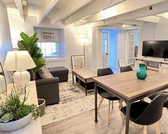 Best location! The Pullman Apt @ historic 1799 Inn - Harpers Ferry - Dining room