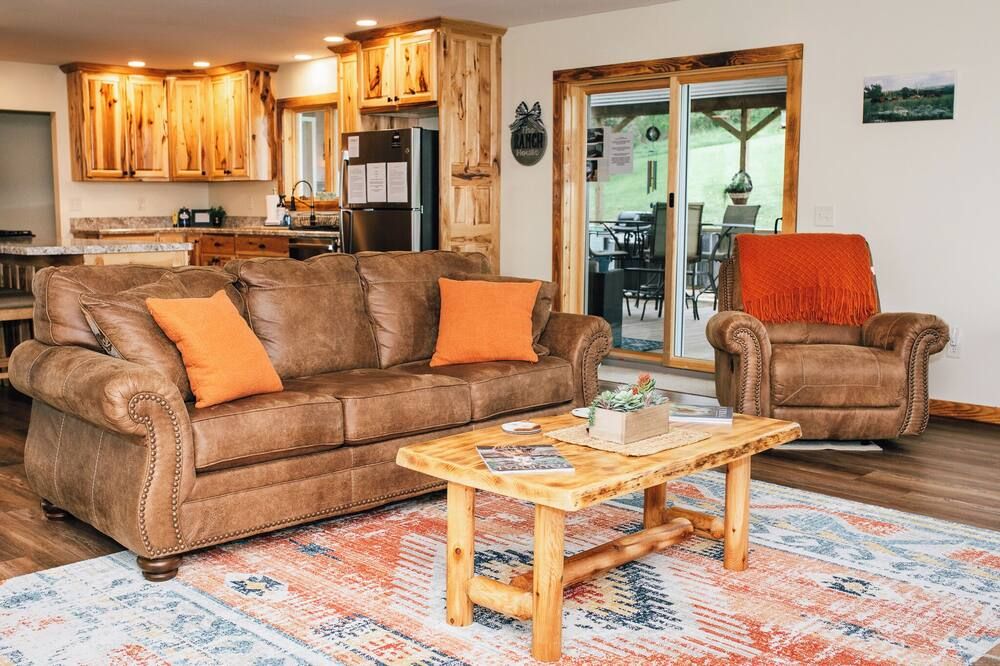 Serene Ranch House: Views & Hot Tub! It feels like home