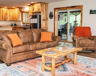 Serene Ranch House: Views & Hot Tub! Family Friendly - Mansfield - Living room