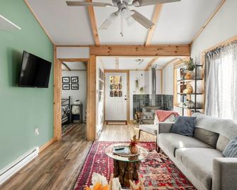 Cozy Cabin w Lake, Hot Tub, Huge Deck & Fire Pit - Lost River - Living room