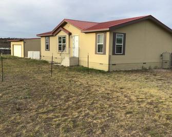 Spacious 4 seasons 3 bedroom 2 bathrooms for 1 great getaway. - Springerville - Building