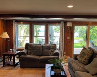 Cozy 3-bedroom house in gorgeous Manchester with WiFi, AC - Manchester - Living room