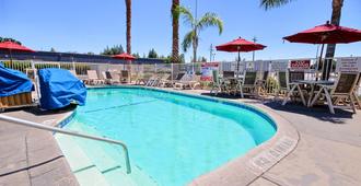 雷斯諾黑石南 6 號汽車旅館 - 佛雷斯諾 - 弗雷斯諾（加州） - 游泳池