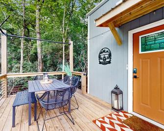 Cozy Lakeview Cottage - Mills River - Balcony