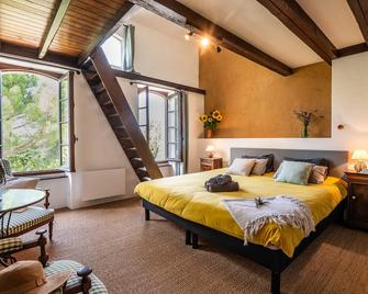 Charming country house in a very quiet location with a large garden and private pool - Montréal - Bedroom
