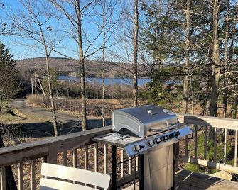 New spacious-charming one bedroom cottage with loft at Wilson Lake Country Club - Wilton - Balcón
