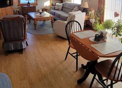 Lakeside apartment in White Mountains - Littleton - Dining room