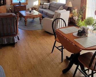Lakeside apartment in White Mountains - Littleton - Dining room