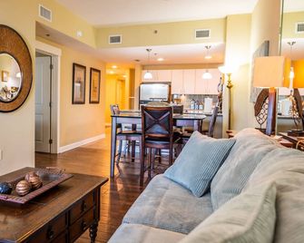 Grand Panama, Beachfront, Sm Pet-Friendly, Reduced Rates! June & July Openings - Panama City Beach - Wohnzimmer