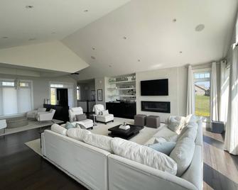 Executive Water Front Home With Steps To Water, 15 Mins to Downtown - Cornwall - Huiskamer
