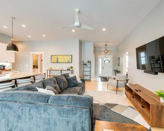 12 Mi to Grand Targhee Resort Modern Driggs Home - Driggs - Living room
