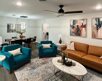 Casa Blanca - Minutes from Tech and GSU - Ruston - Living room