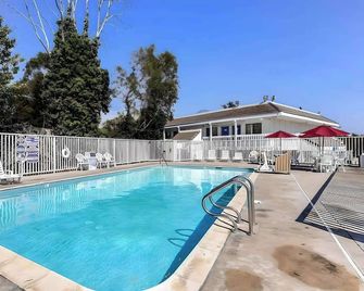 Super 8 by Wyndham Livermore - Livermore - Pool