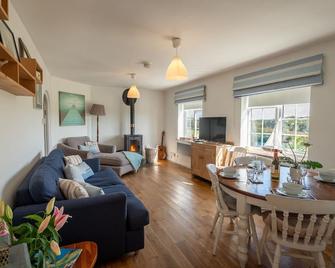 Y Lleiaf - Holyhead - Living room
