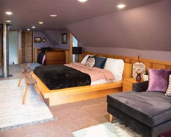 Shasta Basecamp Mccloud Ca. - McCloud - Bedroom