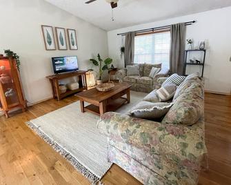 Beautiful clean 3 Bedroom home close to post - St Robert - Living room