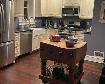 Charming Lake Home on Lake Hopatcong in a quiet cove bring a boat or Waverunner - Lake Hopatcong - Kitchen