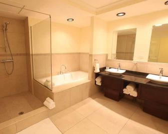 The Crown House Hotel - Philipsburg - Bathroom