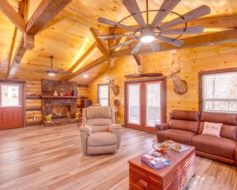 Pet-Friendly Chattanooga Cabin with Hot Tub and Kayaks - Chattanooga - Living room