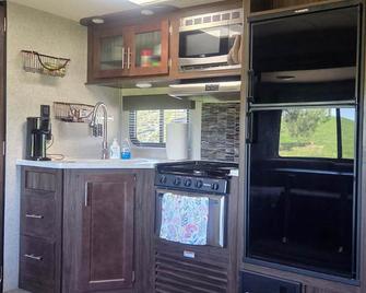 Camping with a view! Less than ten minutes to the quaint town of Eureka, MT. - Eureka - Kitchen