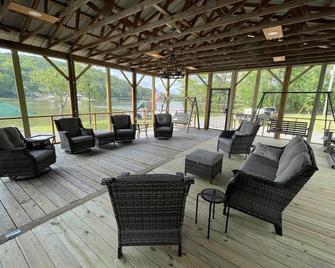 Weiss Lake Couples Getaway On A Private Point - Centre - Patio