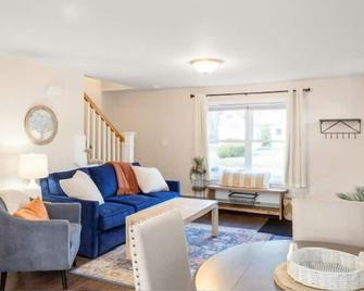 Canobie Lake Hideaway - Salem - Living room