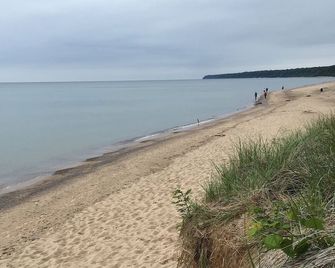 Spacious Basement (Garden) Apartment, Short Walk to Lake Michigan - Fennville - Playa