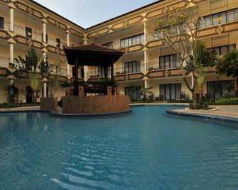 Yusro Hotel Restaurant & Convention - Jombang - Piscina