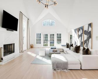 Stunning, Contemporary Southampton Home Near Town Beaches and Downtown - Southampton - Living room