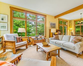 Lovely Orcas Island craftsman-style home in a serene setting with inviting deck - Eastsound - Huiskamer