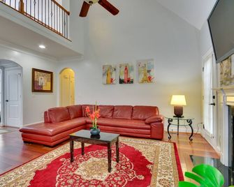 High Point Vacation Rental w/ Private Deck! - High Point - Living room