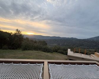 Tranquil hilltop wellness retreat with sweeping views & pool - Ahwahnee - Balcony