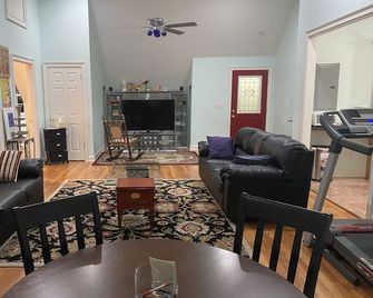 Elegant, Brand New Home, Walkable To Square & Stadium, Ample Parking, Sleeps 12 - Oxford - Wohnzimmer