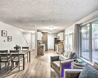 Lakewood Retreat: Access Nature & Urban Sites - Lakewood - Living room