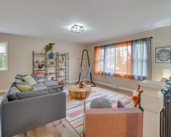 Modern Urbana Home 2 Mi to University of Illinois - Urbana - Huiskamer