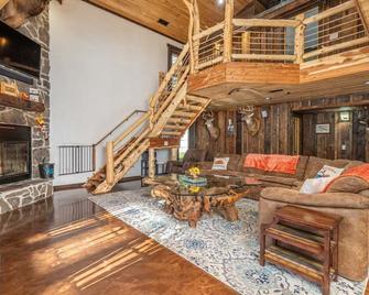 Secluded Private Cabin With Pool, Hot Tub, Fireplace & So Much More - Sainte Genevieve - Living room