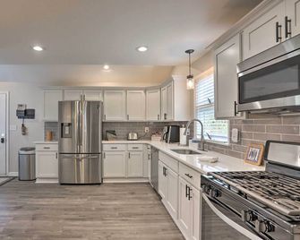Pet-Friendly Home - 1/2 Mi to Downtown Willoughby! - Willoughby - Keuken