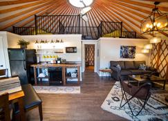 Escalante Yurts - Luxury Lodging - Escalante - Living room