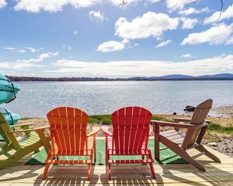 Charming Acadia beachfront cottage, close to Acadia National Park & Bar Harbor. - Trenton - Terasa