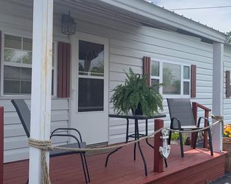 New to VRBO. Lakefront, fishing and swim dock. Cabin fully equipped very comfy - Grove - Patio