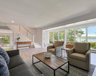 Beautiful newly renovated house water views located on Big Fresh Pond - Southampton - Living room