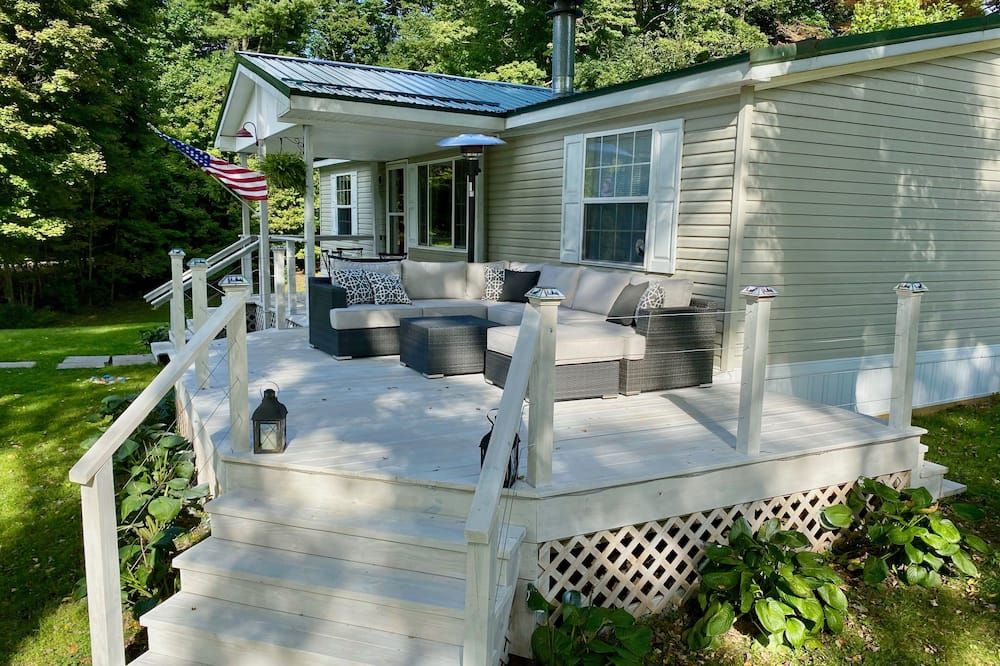 Lake views, comfort/nature @ The Castle Hill