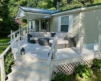 The Castle: Lake Views, Comfort, Nature, Decor - Cambridge Springs - Patio