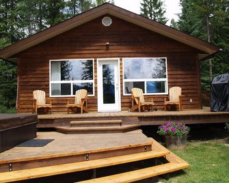 A Cabin in the Woods - surrounded by the river, trees and wildlife - Golden - Patio
