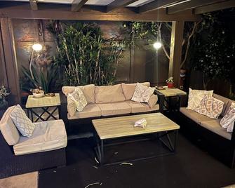 1Bd 1Ba with parking, patio and hot tub. Close to shops and pier. New Cox wifi - San Clemente - Sala de estar